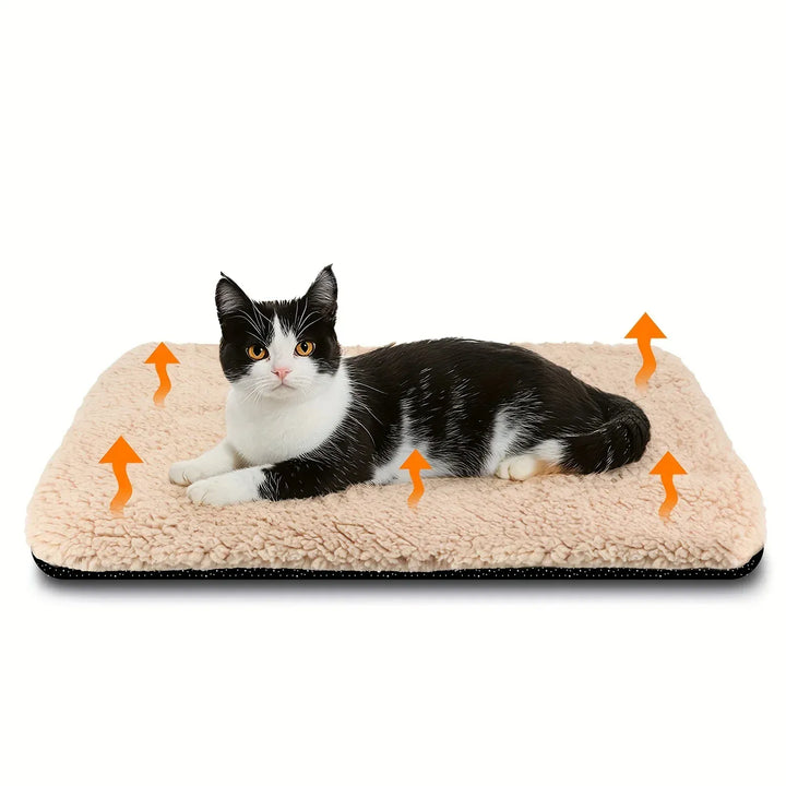 Chaleur hivernale pour animaux : tapis auto-chauffant confort pour chien et chat fatigué, parfait pour le repos.