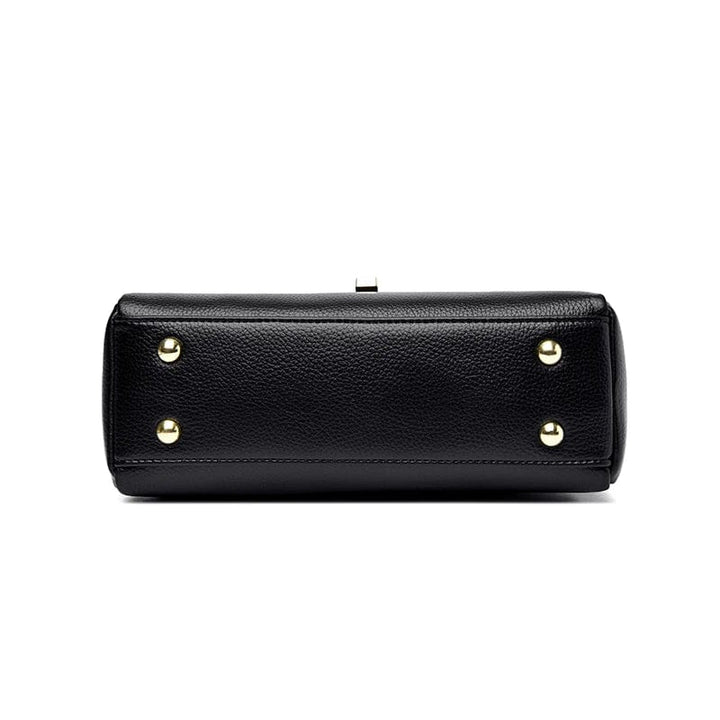 Sac à main femme besace en cuir PU beige, porté avec une tenue décontractée. Élégance et confort au quotidien.