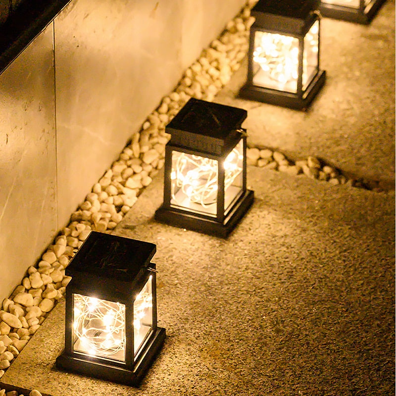 Élégante lanterne solaire de jardin en verre, LED intégrées. Idéale pour ambiance extérieure, résistante aux intempéries IP65.
