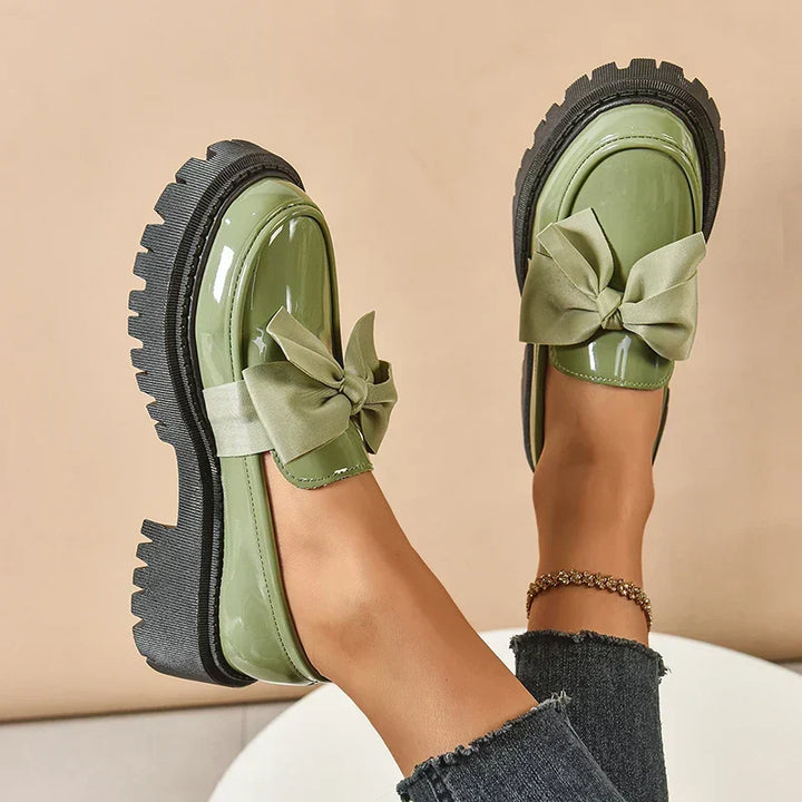 Nœud papillon sur chaussures plateforme Garisa. Style femme chic, mode et grand confort.
