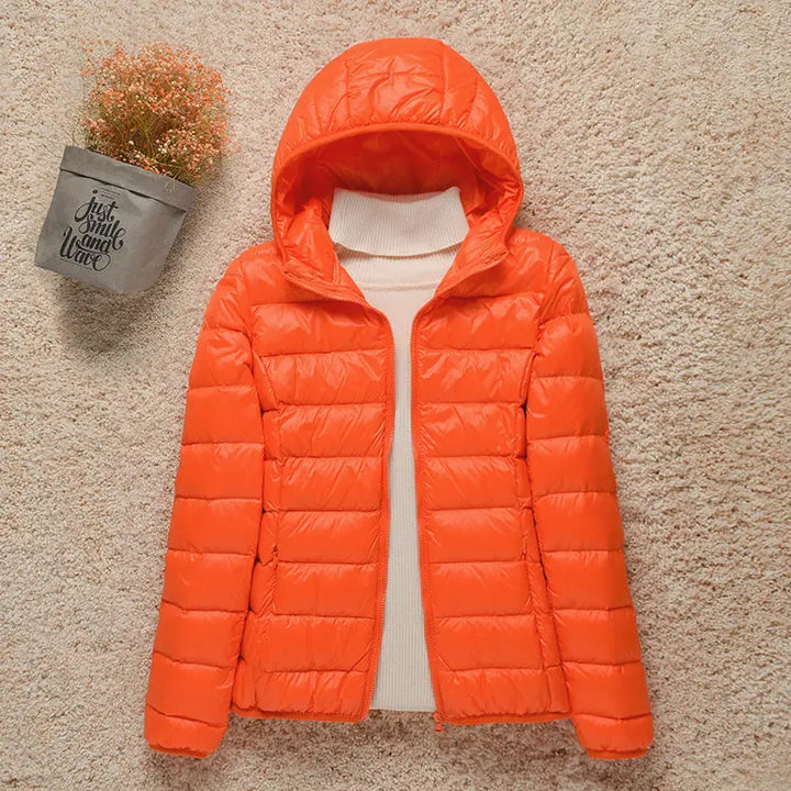 Veste femme slim, doudoune légère pour l'automne. Style moderne et polyvalent en ville.