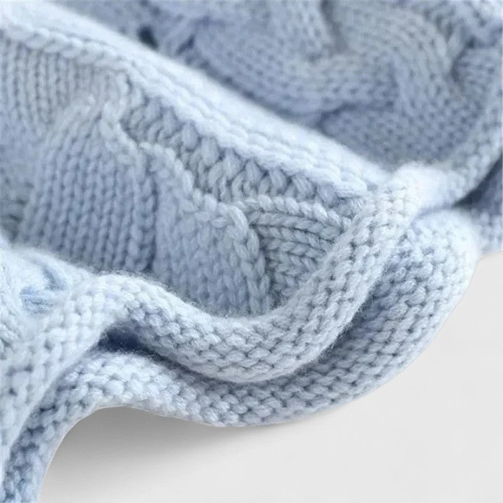 Modèle portant un pull tricoté femme à manches longues, coupe élégante et décontractée. Mode casual chic.