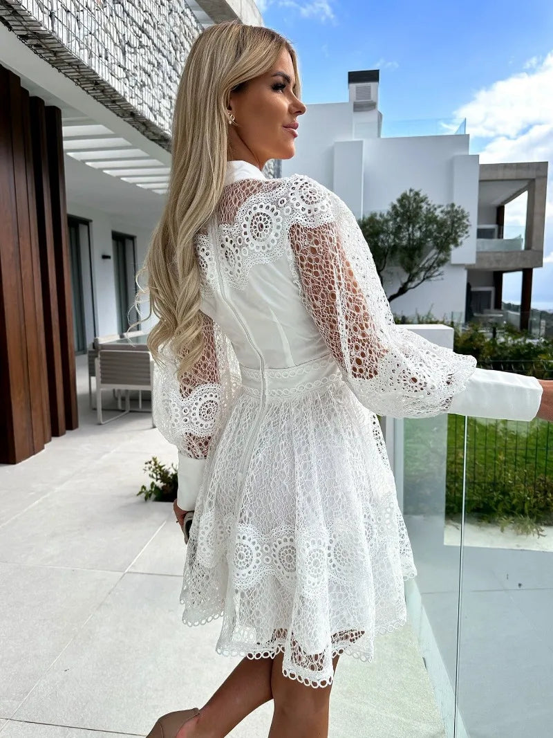Détail: dentelle fine sur robe midi Victoria à manches longues, silhouette féminine et chic pour femme.