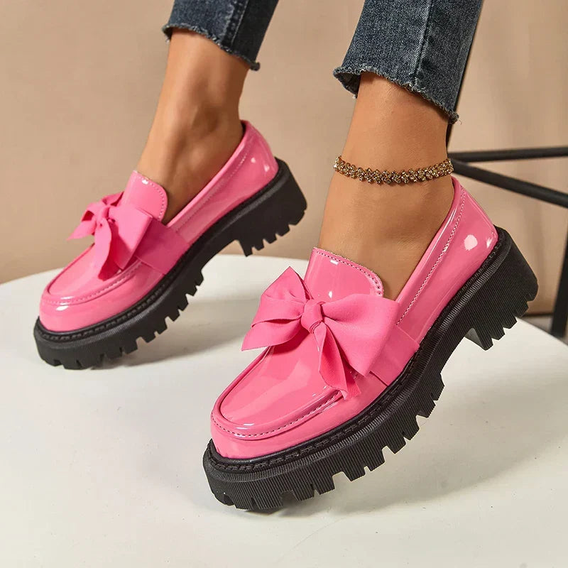 Élégantes chaussures plateforme Garisa pour femmes. Nœud papillon distinctif pour un look audacieux.