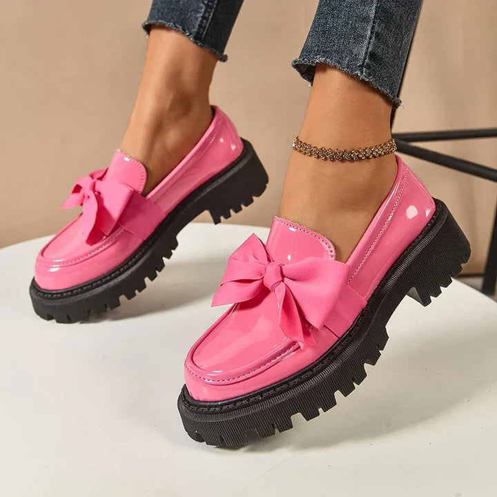 Élégantes chaussures plateforme Garisa pour femmes. Nœud papillon distinctif pour un look audacieux.