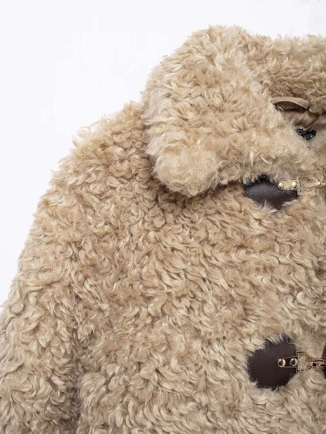 Élégante veste teddy femme couleur beige, ultra douce et chaude pour l'hiver. Design tendance avec boucle.