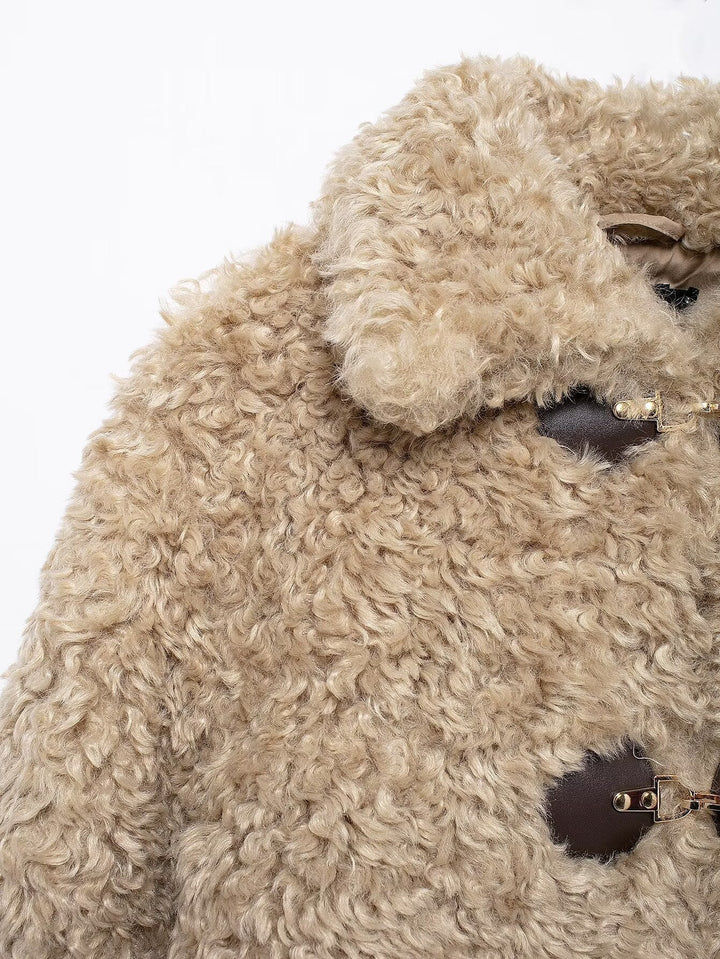 Élégante veste teddy femme couleur beige, ultra douce et chaude pour l'hiver. Design tendance avec boucle.