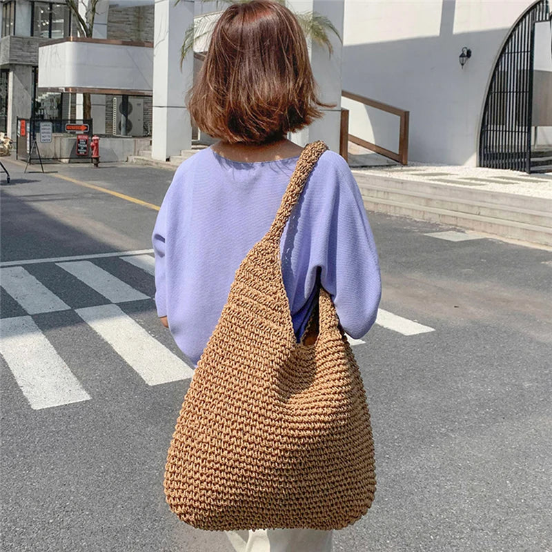 Sac fourre-tout de plage léger en paille pour femme, accessoire chic pour l'été.