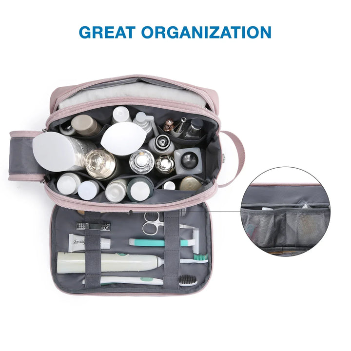 Intérieur organisé d'une trousse de toilette de voyage imperméable, idéal pour vos accessoires d'hygiène.