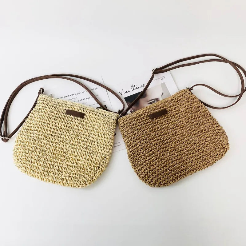 Sac à main en paille pour femme avec rabat et fermeture, style bandoulière, accessoire essentiel pour l'été.