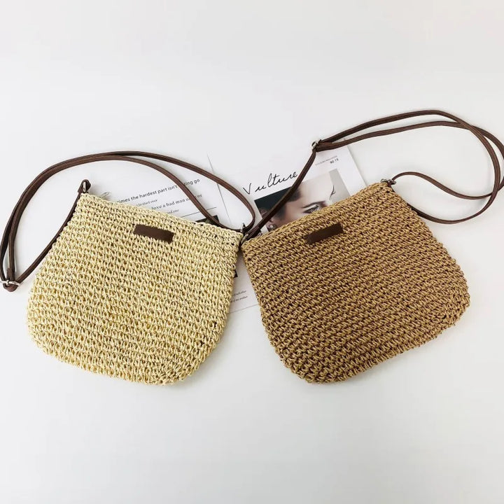 Sac à main en paille pour femme avec rabat et fermeture, style bandoulière, accessoire essentiel pour l'été.