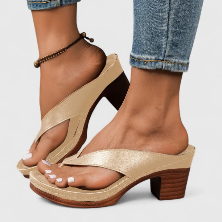Vue latérale de talons orthopédiques pour femmes, conception ergonomique pour un soutien postural élégant.