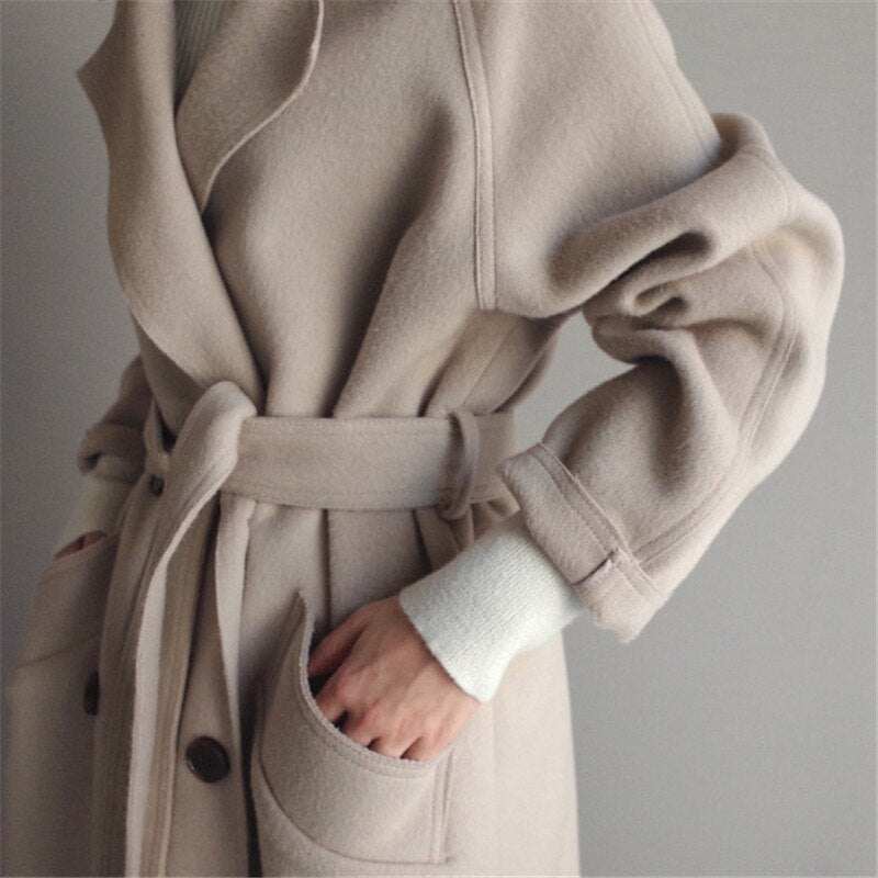 Trench-coat femme élégant beige, style classique intemporel pour l'automne/printemps. Manteau chic et confortable.