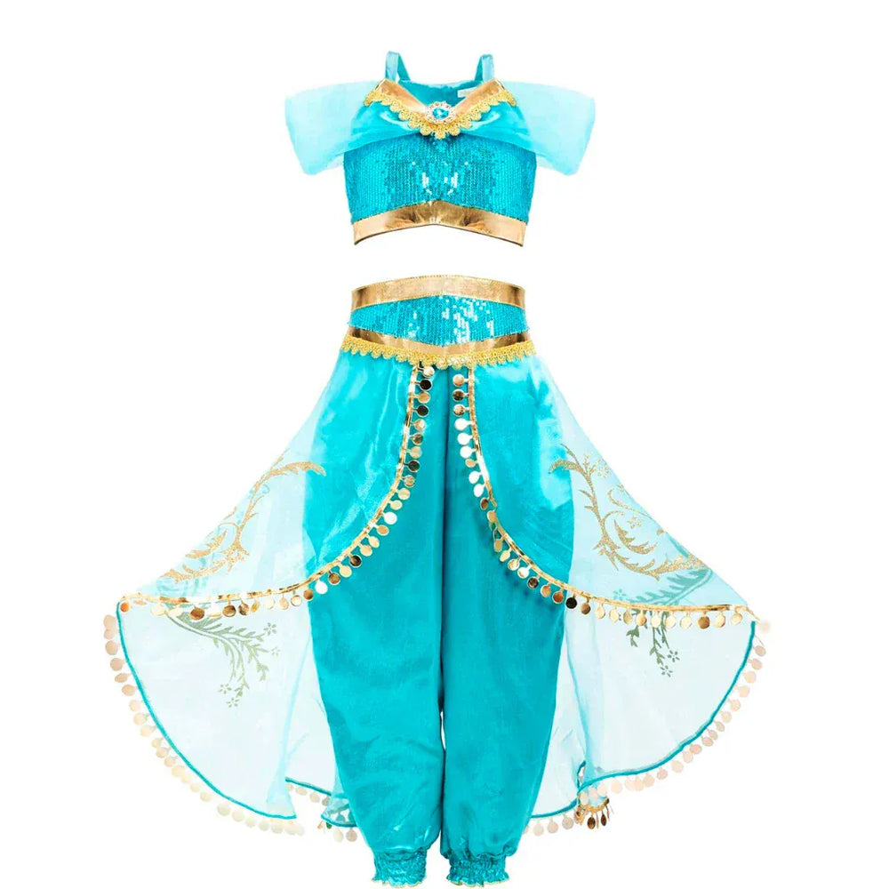 Enfant souriante portant le déguisement Princesse Jasmine. Costume fille enchanté bleu, parfait pour jeux et fêtes orientales.