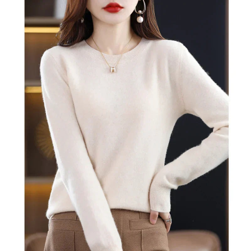 Vêtement femme: pull chaud et doux, confortable et stylé pour l'automne. Style chic, tricot.