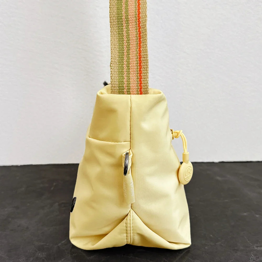 Sac bandoulière femme anti-vol, en tissu nylon robuste, idéal pour la ville ou les voyages.
