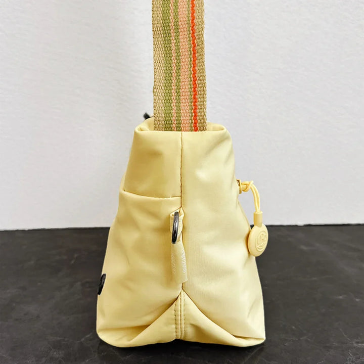 Sac bandoulière femme anti-vol, en tissu nylon robuste, idéal pour la ville ou les voyages.