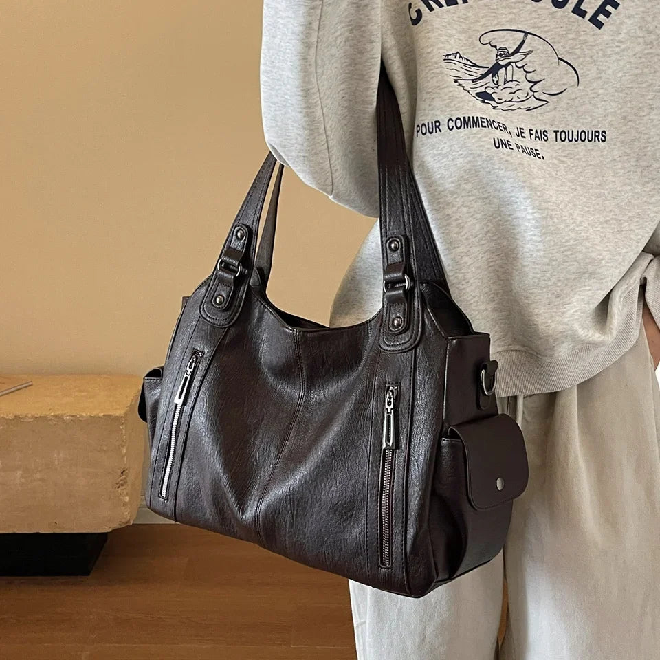 Détail du sac cabas Magda organisé, avec compartiments intérieurs chic et fonctionnels.