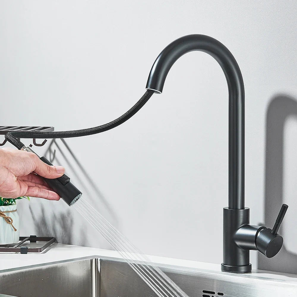 Robinet de cuisine en laiton moderne, finition or, extensible et tactile, pour un design raffiné.