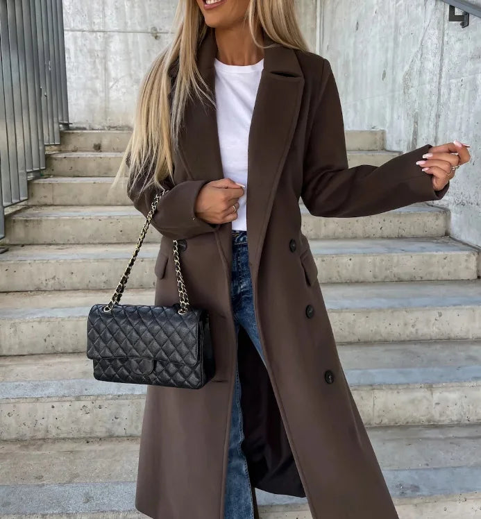 Veste manteau femme double boutonnage sophistiqué, tissu chaud. Style intemporel et tendance pour l'hiver.