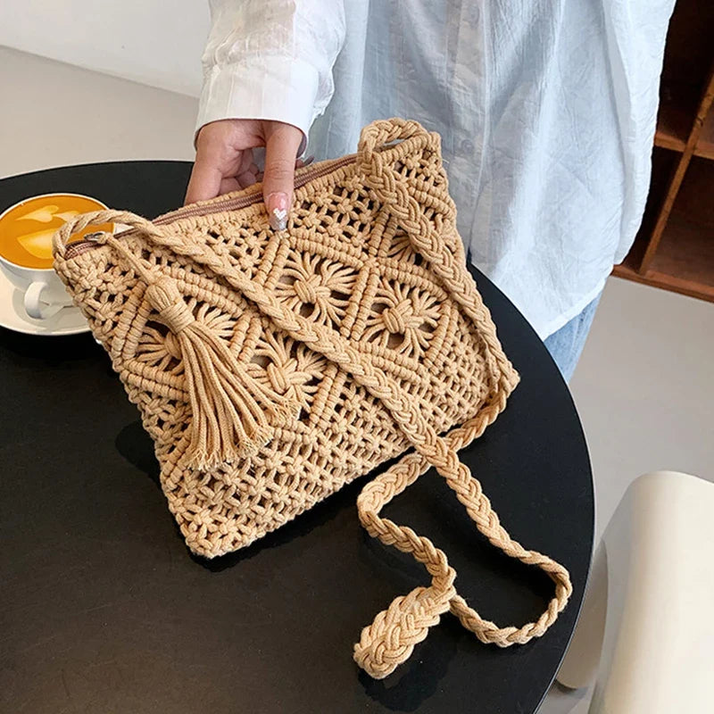 Petit sac bohème chic Calcata en coton artisanal pour femme, parfait pour l'été et les sorties quotidiennes.