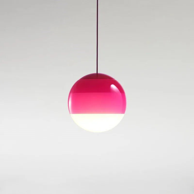 Éclairage LED moderne, lampe suspendue dôme verre dégradé, crée une ambiance douce dans tout intérieur.