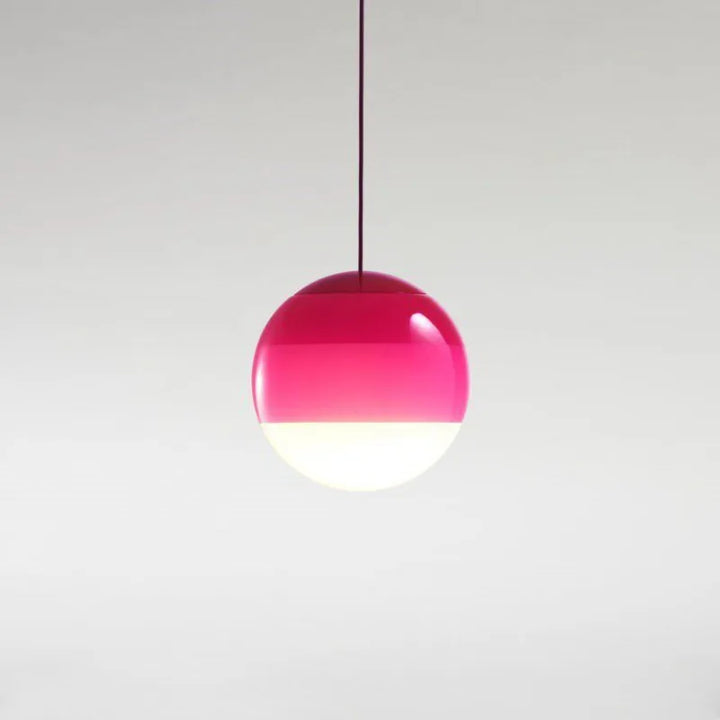 Éclairage LED moderne, lampe suspendue dôme verre dégradé, crée une ambiance douce dans tout intérieur.