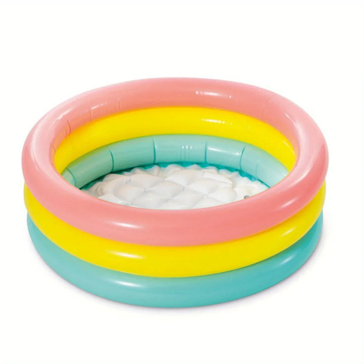 Piscine gonflable multicolore pour bébé avec fond rembourré, idéale pour jeux d'eau d'été sécurisés et confortables.