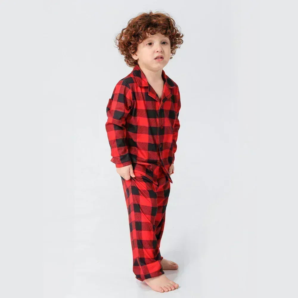 Bébé adorable en pyjama de Noël assorti, motif carreaux, doux et chaud pour son premier hiver festif.