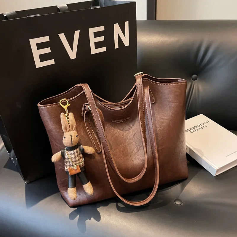 Sac fourre-tout en cuir végan, modèle vintage marron. Accessoire femme rétro chic.