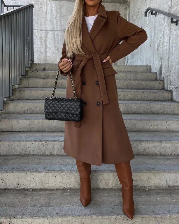 Femme portant un manteau long croisé chic, silhouette élégante. Idéal pour un look sophistiqué et chaud en hiver.