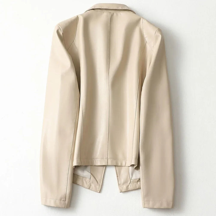 Blazer femme chic ajusté, disponible en noir, camel et blanc cassé. Idéal pour un style professionnel ou casual élégant.