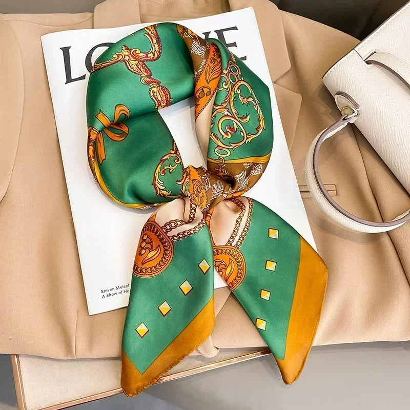 Accessoire de mode féminin : foulard en satin imprimé, cheveux et sac.