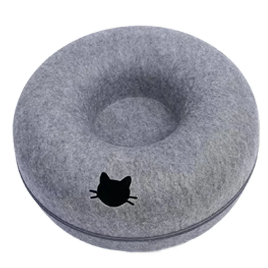 Lit chat design en feutre gris, forme ronde unique, tunnel et nid pour la relaxation et le jeu du chat.