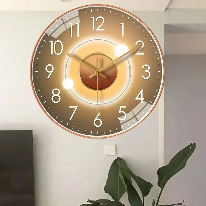 Horloge murale ronde moderne avec grands chiffres noirs sur cadran blanc, parfaite pour salon ou bureau.