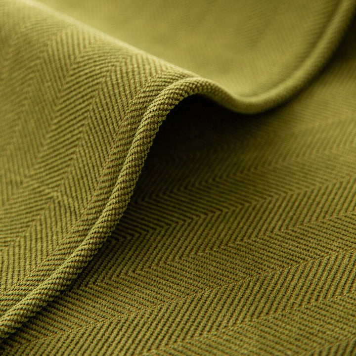 Housse de canapé élégante, conçue en polyester élastique pour s'adapter parfaitement et protéger votre meuble.