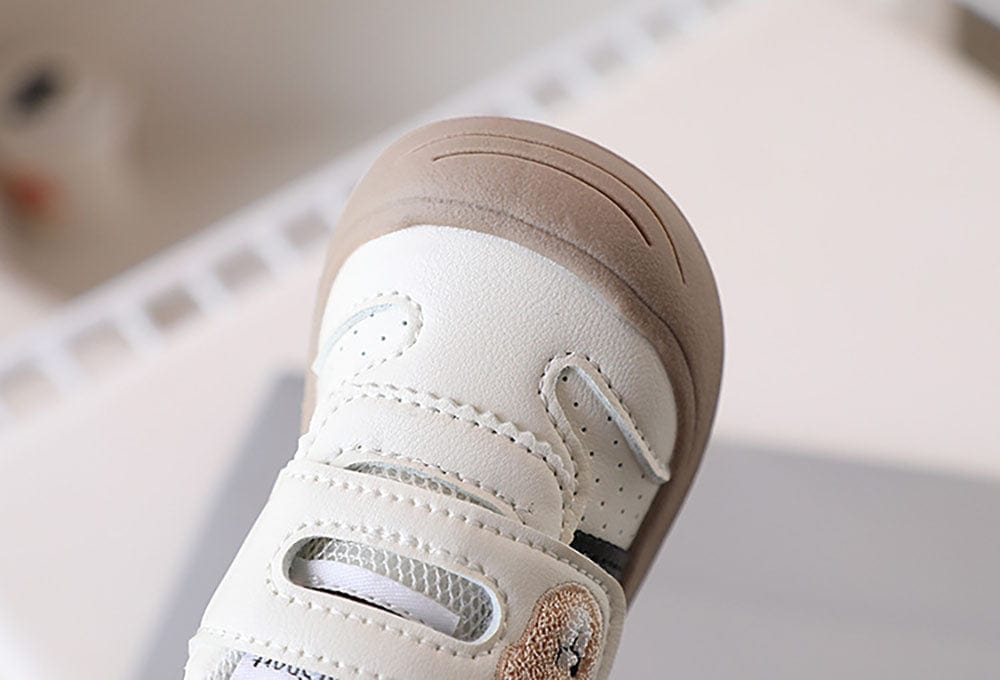 Chaussures ergonomiques kaki pour enfant, légères et souples pour apprendre à marcher en toute sécurité.