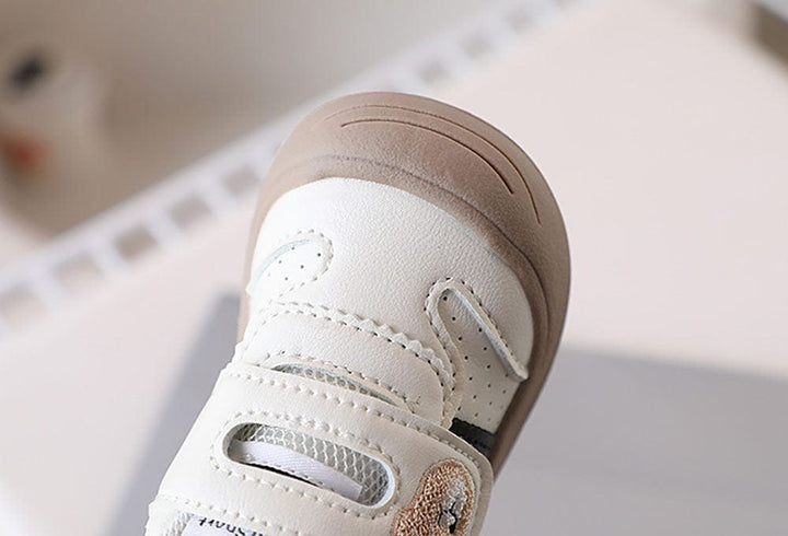 Chaussures ergonomiques kaki pour enfant, légères et souples pour apprendre à marcher en toute sécurité.