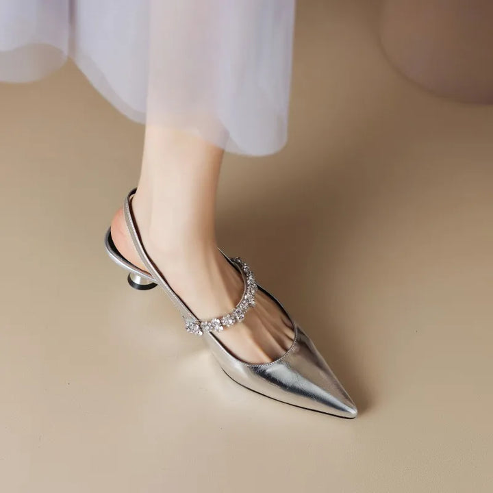 Détail des escarpins femme scintillants à cristaux, chaussure à talon élégante, parfaite pour une fête.