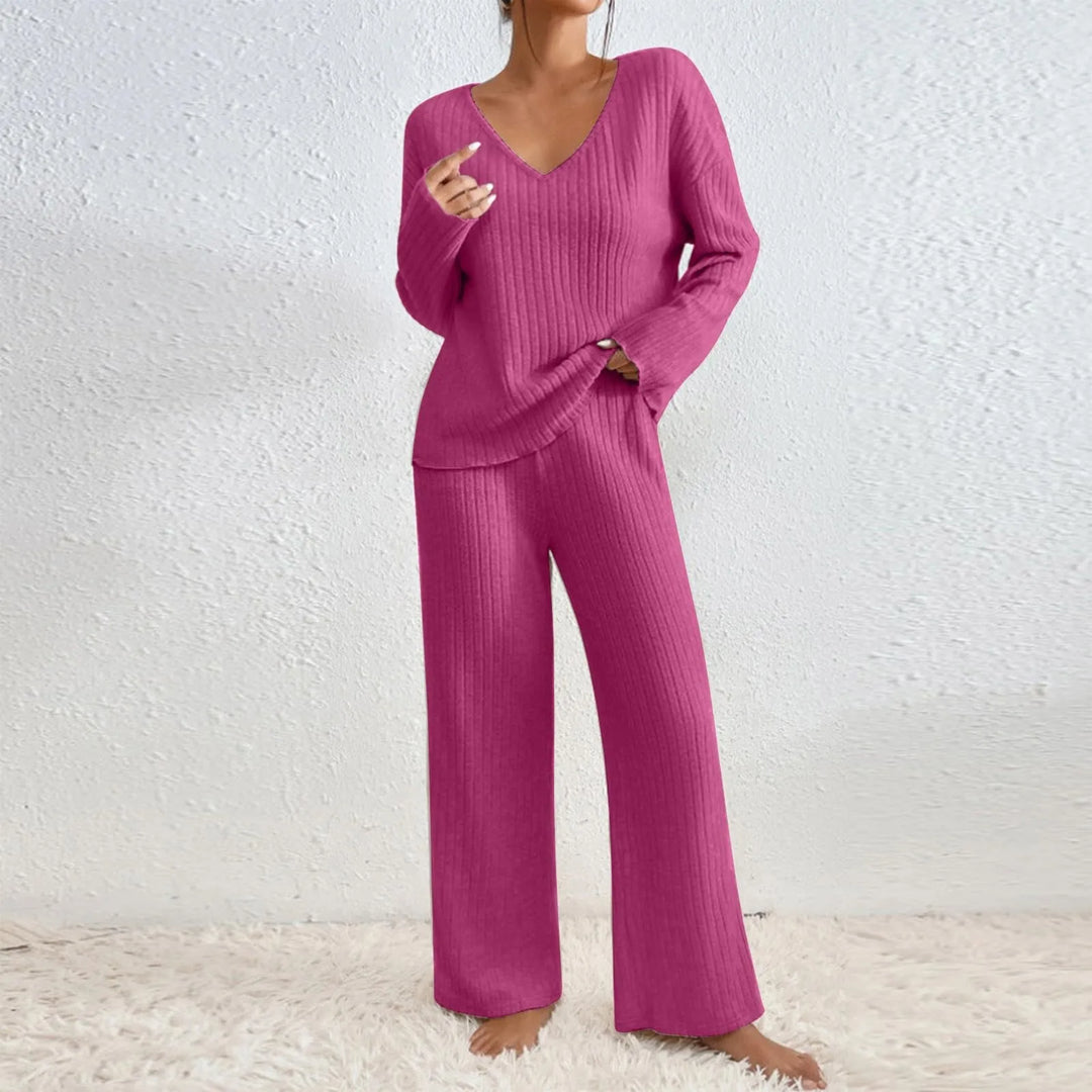 Ensemble femme maille décontracté: pull col V et pantalon doux. Confortable et tendance.