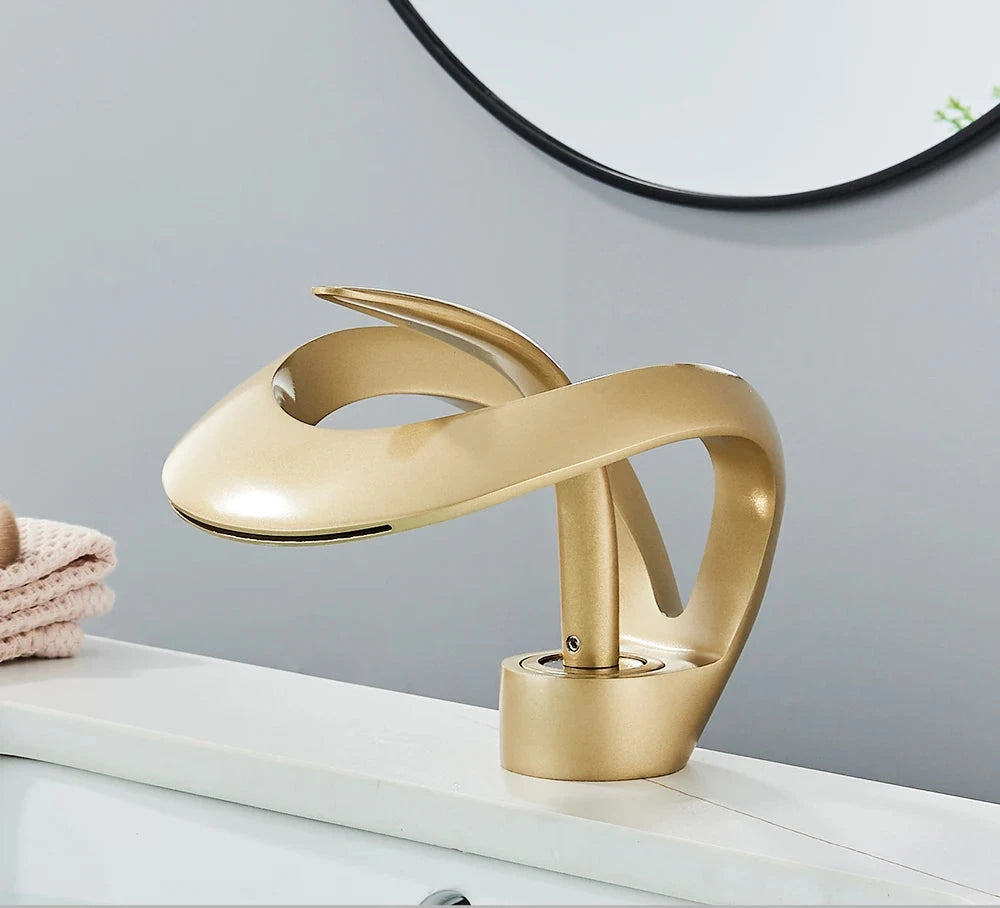 Mitigeur de lavabo cascade Flowarc, design moderne et élégant, en laiton pour salle de bain.