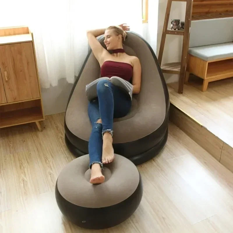 Canapé gonflable pliable bleu marine pour détente intérieure ou extérieure, confort ultime.