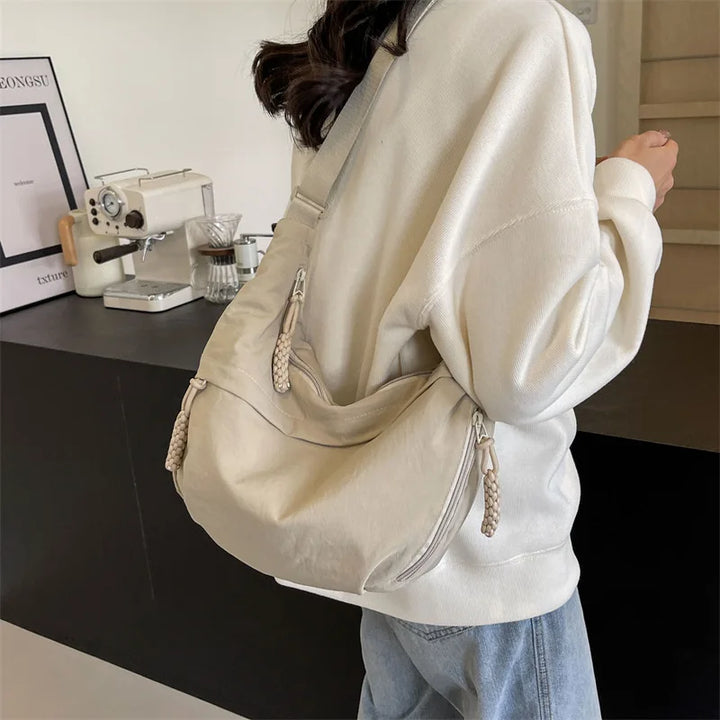 Accessoire mode : sac banane oversize en nylon, parfait pour la femme moderne et stylée.