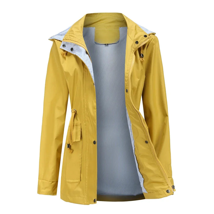 Trench féminin à coupe élégante, idéal comme manteau d'hiver chic et protecteur contre la pluie.