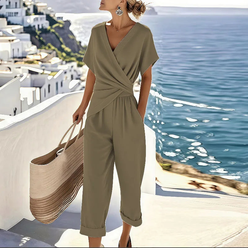 Ensemble chic femme deux pièces été : haut drapé léger et pantalon fluide élégant. Confortable pour soirée ou mode.