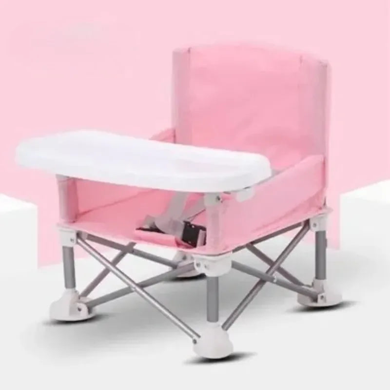Bébé heureux dans sa chaise de repas pliante avec plateau intégré. Confort et sécurité pour chaque repas.