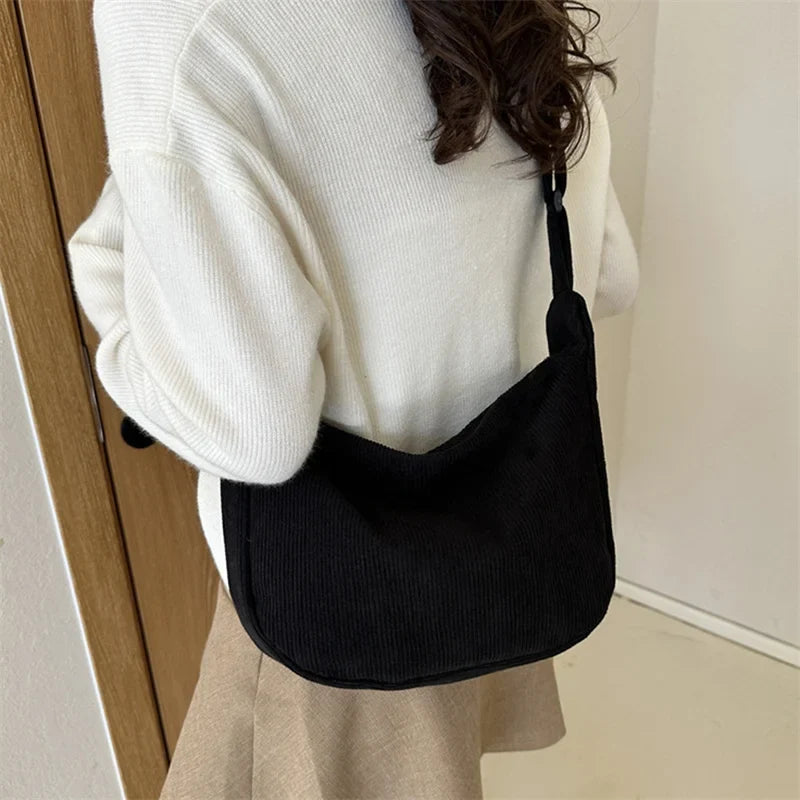 Un sac banane velours femme sur un fond neutre, mettant en valeur son design élégant et sa matière douce.