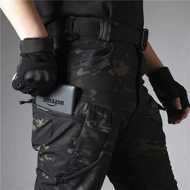 Pantalon tactique hiver homme, résistant à l'eau, idéal aventure en plein air et activités froides.