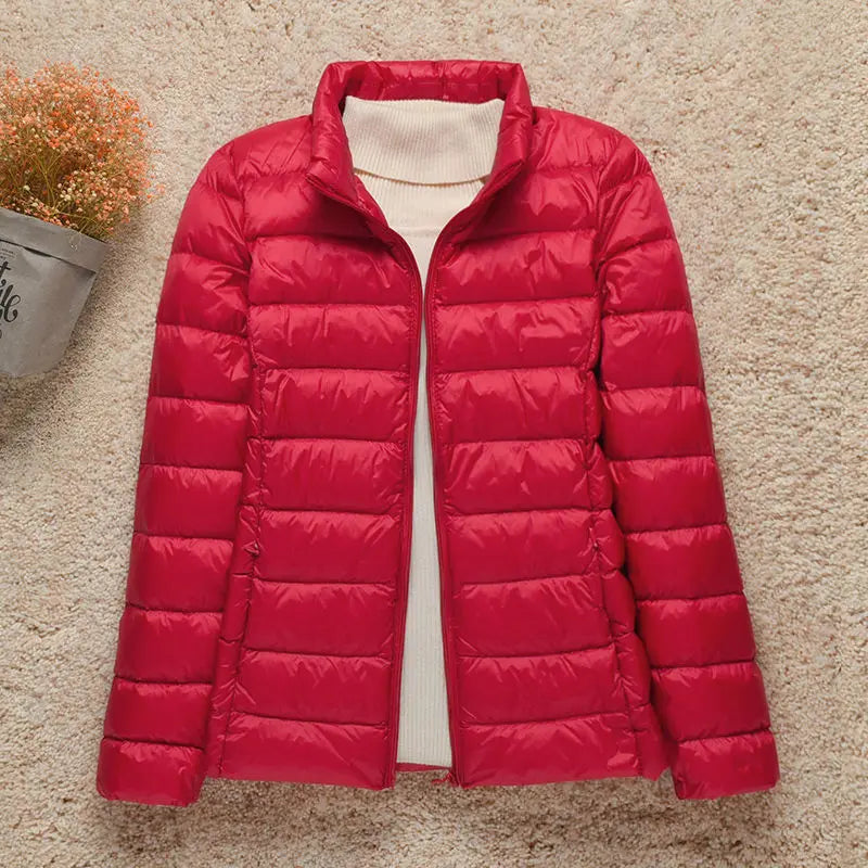Doudoune femme, coupe slim, design épuré. Essentielle pour une garde-robe mi-saison élégante.