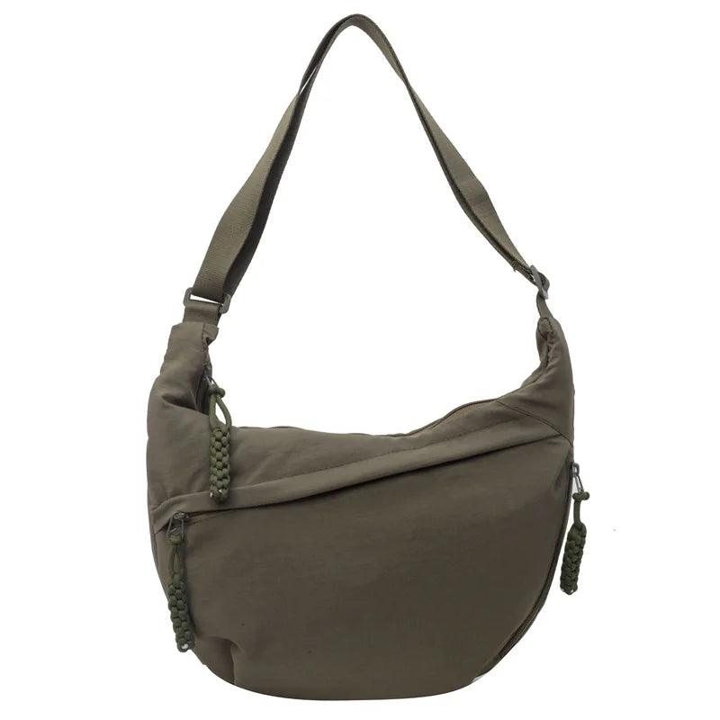 Sac banane femme tendance, format oversize en tissu déperlant, confort optimal et ajusté.